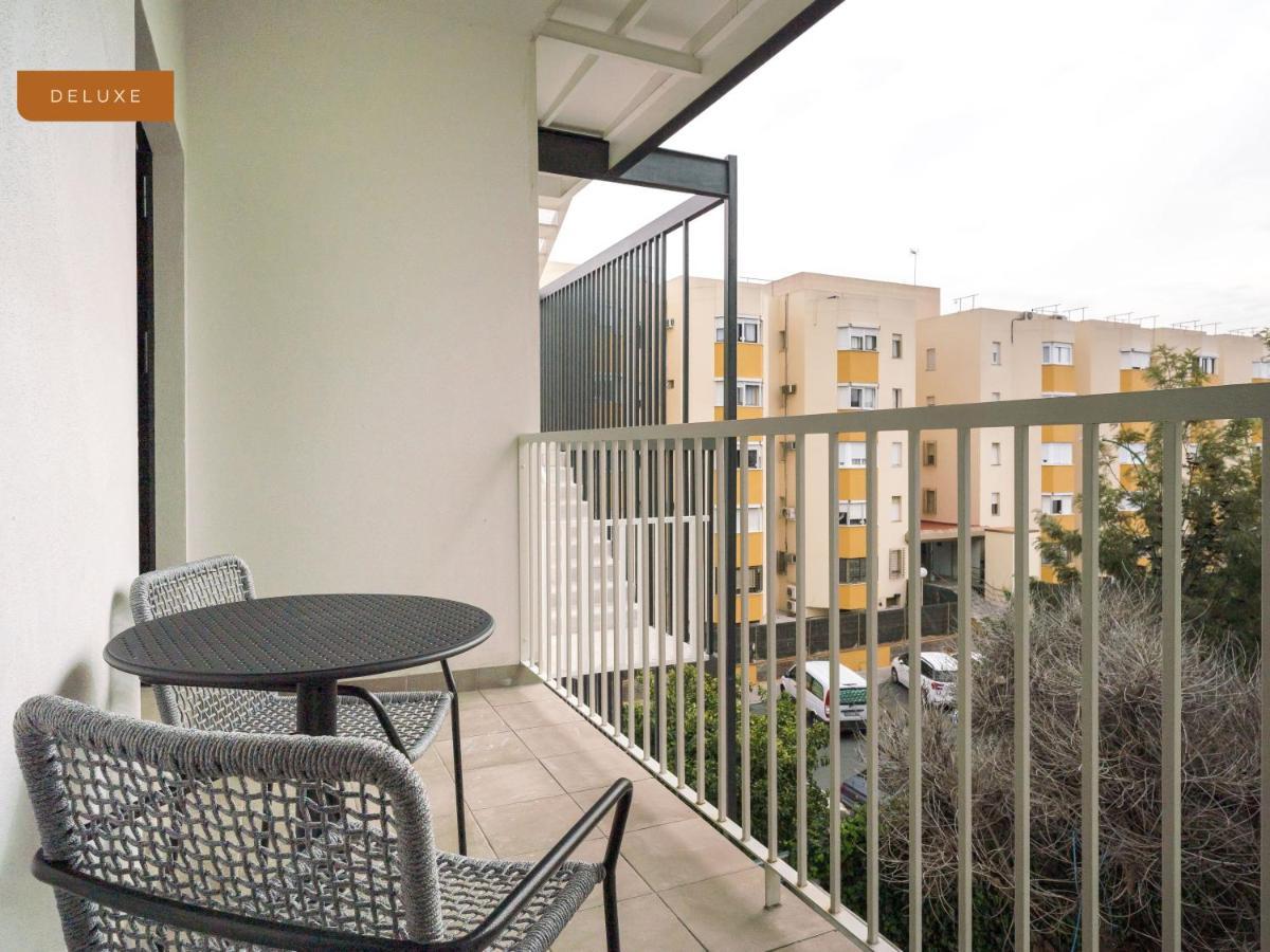 Limehome Sevilla Calle Torcuato Luca De Tena - Digital Access ภายนอก รูปภาพ